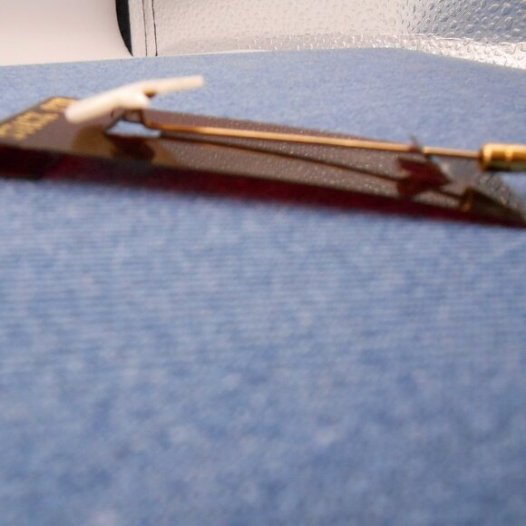 VINTAGE BIRD DOVE IN SHELL ON GOLD TONE STICK LAPEL PIN ON ORIGINAL DISPLAY CARD - Picture 4 of 10